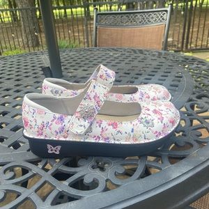 The cutest nurses shoes!ONLY WORN ONCEAlegría size 8 W Paloma Leather shoes